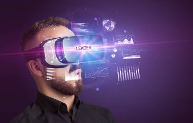 İş adamı, Sanal Gerçeklik gözlüklerinden Lider yazıtları ve yeni iş konseptiyle bakıyor.
