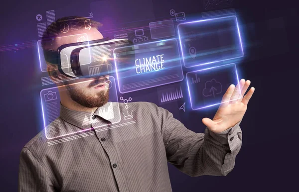 Hombre Negocios Mirando Través Gafas Realidad Virtual Con Inscripción Climate — Foto de Stock