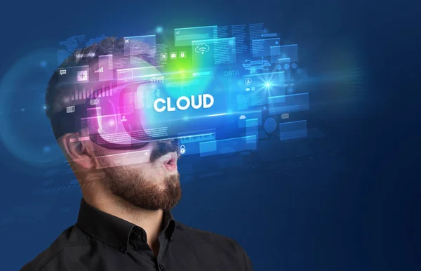 Hombre Negocios Mirando Través Gafas Realidad Virtual Con Inscripción Cloud — Foto de Stock