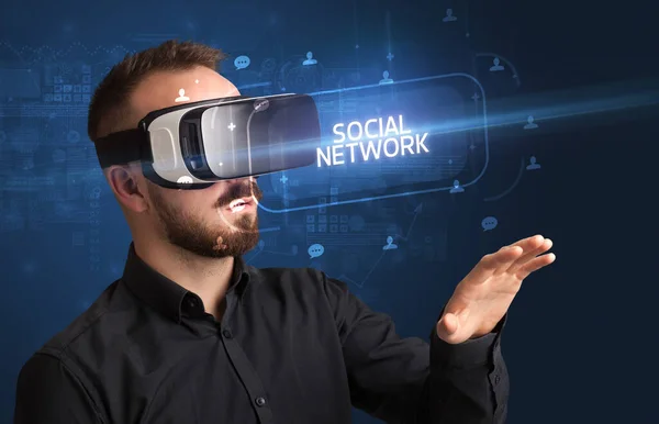 ソーシャルネットワークの碑文 ソーシャルネットワークの概念を持つ仮想現実のメガネを見てビジネスマン — ストック写真