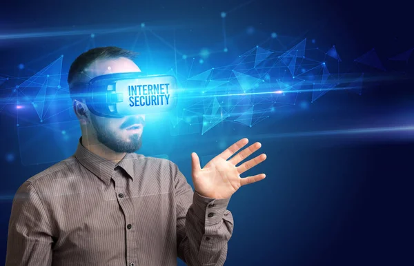 Hombre Negocios Mirando Través Gafas Realidad Virtual Con Inscripción Internet —  Fotos de Stock