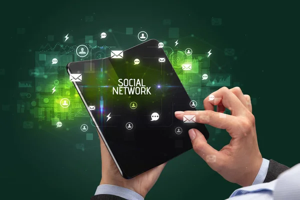 Biznesmen Składanym Smartfonem Napisem Social Network Koncepcja Sieci Społecznościowych — Zdjęcie stockowe