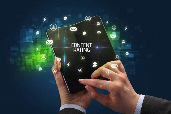 개념인 Content Rating 비문이 휴대용 스마트폰을 사업가 — 스톡 사진