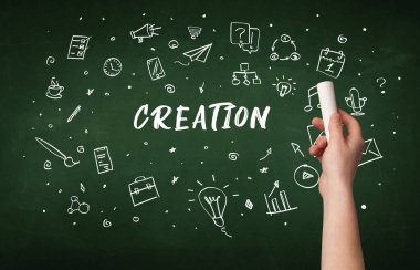 Tahtaya beyaz tebeşirle el çizimi yazması, eğitim kavramı