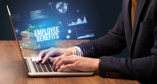 Бизнесмен Работающий Ноутбуке Надписью Employee Benefits Новая Бизнес Концепция — стоковое фото