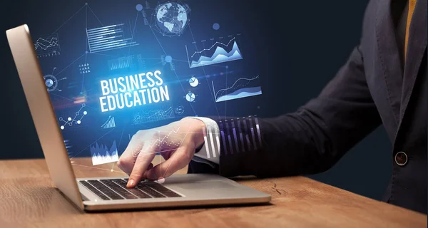 Бізнесмен Який Працює Ноутбуці Написом Business Education Нова Бізнес Концепція — стокове фото