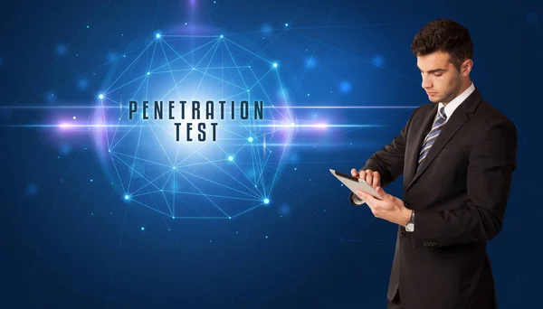 Podnikatel Přemýšlí Bezpečnostních Řešeních Nápisem Penetration Test — Stock fotografie