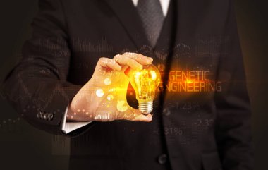 Genetik Mühendisliği yazılı ampul taşıyan bir iş adamı, iş teknolojisi kavramı