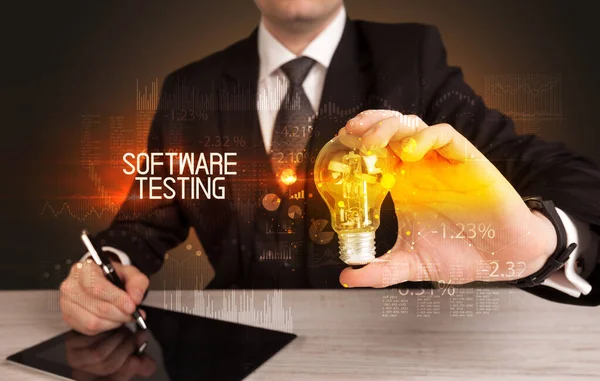 Empresário Segurando Lâmpada Com Inscrição Software Testing Conceito Tecnologia Negócios — Fotografia de Stock