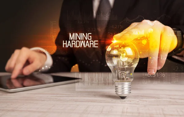 鉱山ハードウェアの碑文と電球を保持するビジネスマン ビジネス技術の概念 — ストック写真