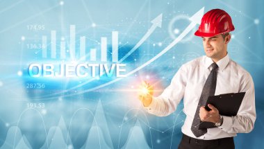 Miğferli genç işadamı OBJECTIVE yazıtları çiziyor, modern iş teknolojisi kavramı