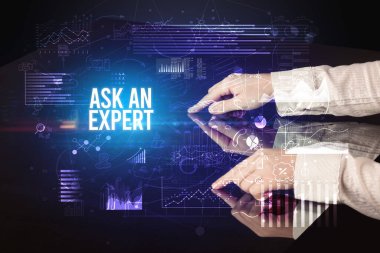 İş adamı, Ask An Expert yazıtları ve siber iş konseptiyle büyük ekrana dokunuyor