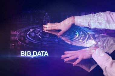 İş adamı, büyük veri tabanı ve modern teknoloji konseptiyle büyük ekrana dokunuyor.