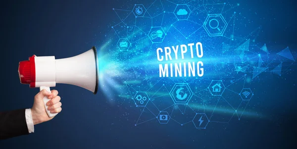 Jovem Gritando Megafone Com Inscrição Crypto Mining Conceito Anúncio Tecnologia — Fotografia de Stock