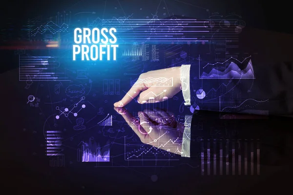 Gross Profitの碑文で巨大な画面に触れるビジネスマン サイバービジネスの概念 — ストック写真