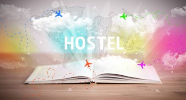 Hostel yazıtları ve tatil konseptiyle kitap aç