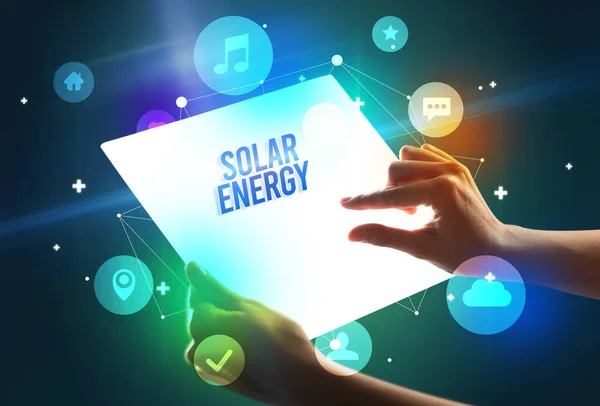 Hålla Futuristisk Tablett Med Solar Energy Inskription Teknik Koncept — Stockfoto