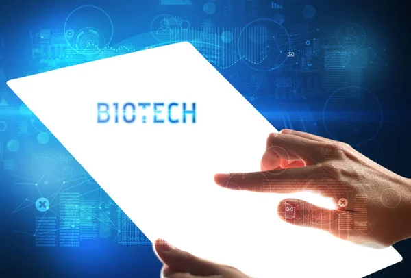 Kézi Holdig Futurisztikus Tabletta Biotech Felirattal Technológiai Koncepció — Stock Fotó