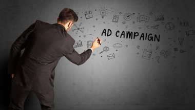 AD CAMPAIGN yazıtları, iş stratejisi konsepti ile yaratıcı bir fikir çizimi yapan işadamı