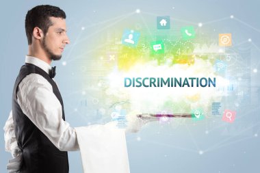 DISCRIMINATION yazıtları ile sosyal ağ konsepti sunan garson