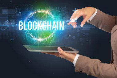 BloCKCHAIN yazıtlı dokunmatik ekranın yakın plan görüntüsü, yeni teknoloji kavramı