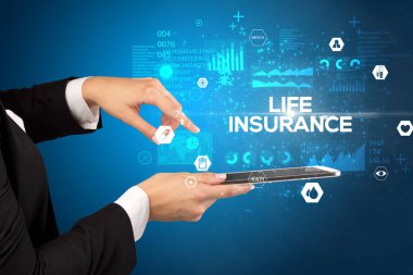 HAYAT INSURANCE yazıtlı, tıbbi konseptli bir dokunmatik ekrana yakın çekim