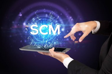 SCM kısaltmalı bir dokunmatik ekran, modern teknoloji konsepti