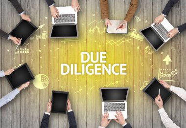 DUE DILIGENCE yazıtları, başarılı iş konsepti ile bir Ofiste Çalışan Meşgul İnsanlar Grubu