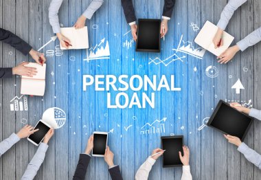 Bir Ofiste Çalışan Meşgul İnsanlar Grubu. Kişisel kredi yazıtları, başarılı iş konsepti.