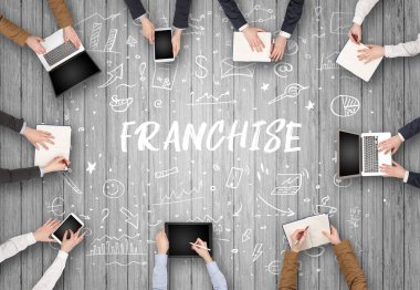 FRANCHISE yazıtları ve ortak çalışma konseptiyle birlikte çalışan bir grup iş adamı