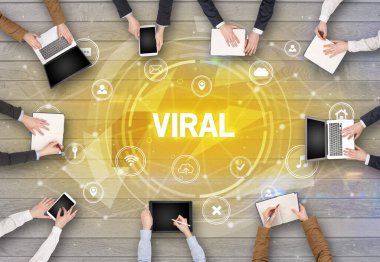 VIRAL içgüdü, sosyal ağ konsepti ile toplantı yapan bir grup insan