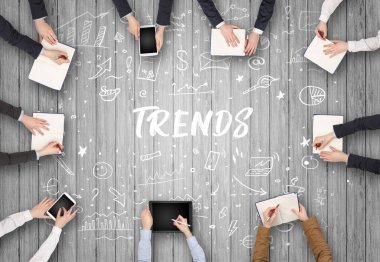 TRENDS yazıtları ve ortak çalışma konseptiyle birlikte çalışan bir grup iş adamı