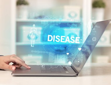 Sağlık kontrolünde çalışan doktor, sağlık testi sonuçlarını kaydediyor.