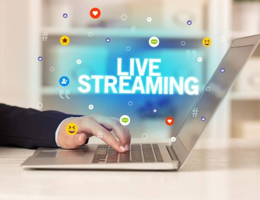 LIVE STREAMING yazıt, Sosyal medya kavramına sahip dizüstü bilgisayar kullanan serbest çalışan kadın