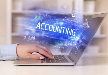 Bilgisayarda çalışan iş adamlarının yakınlaştırılması. ACCOUNTING yazıtları, başarılı iş konsepti.