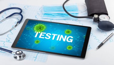 TESTING yazıtları ve mikrobiyoloji kavramına sahip bir tabletin yakın plan görüntüsü