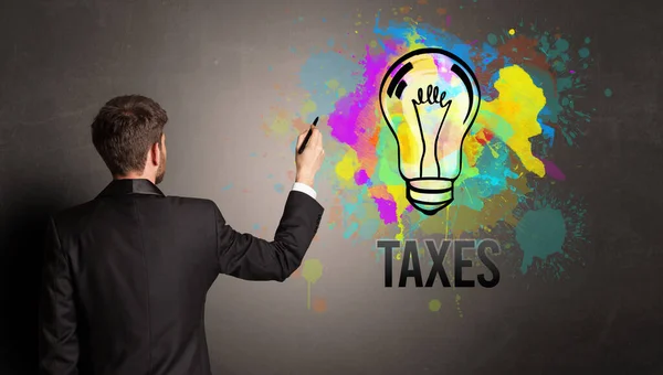 Hombre Negocios Dibujo Bombilla Colores Con Inscripción Taxes Pared Hormigón — Foto de Stock