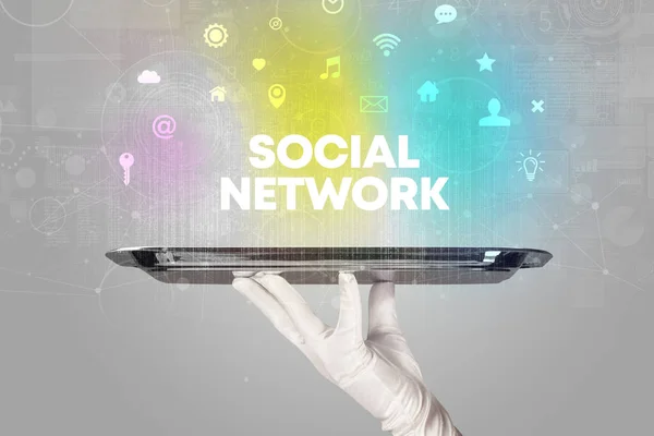Kellner Serviert Social Networking Mit Social Network Inschrift Neues Medienkonzept — Stockfoto