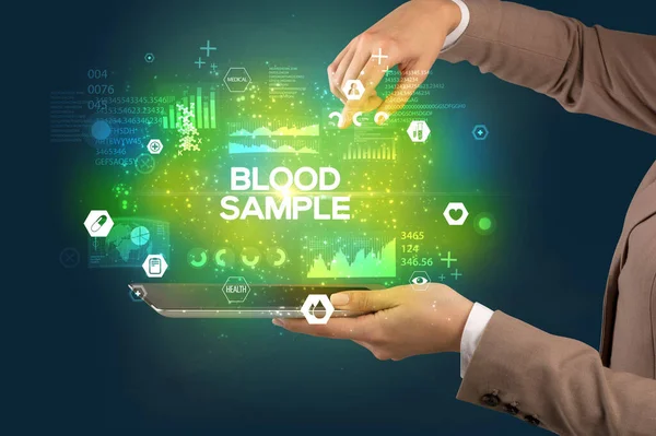 Zbliżenie Ekranu Dotykowego Napisem Blood Sample Koncepcja Medyczna — Zdjęcie stockowe