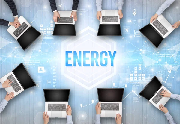 Grupa Zajętych Pracowników Biurze Napisem Energy Koncepcja Nowoczesnych Technologii — Zdjęcie stockowe