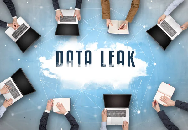 Data Leakの碑文 Webセキュリティの概念との会議を持っている人々のグループ — ストック写真
