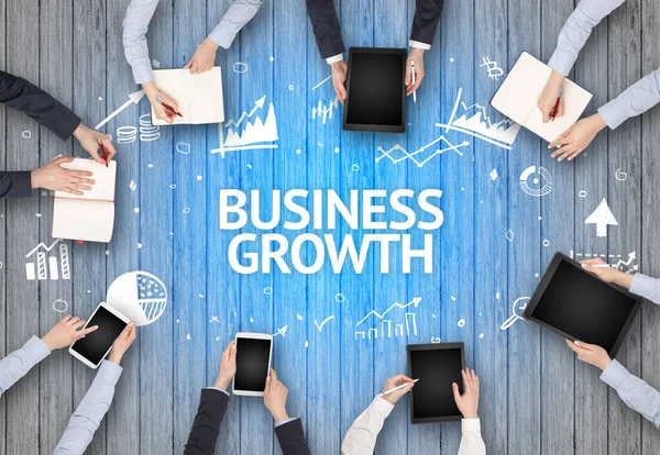 Gruppo Persone Occupate Che Lavorano Ufficio Con Iscrizione Business Growth — Foto Stock