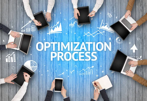 Grupa Zajętych Pracujących Biurze Napisem Optimizacja Process Pomyślna Koncepcja Biznesowa — Zdjęcie stockowe