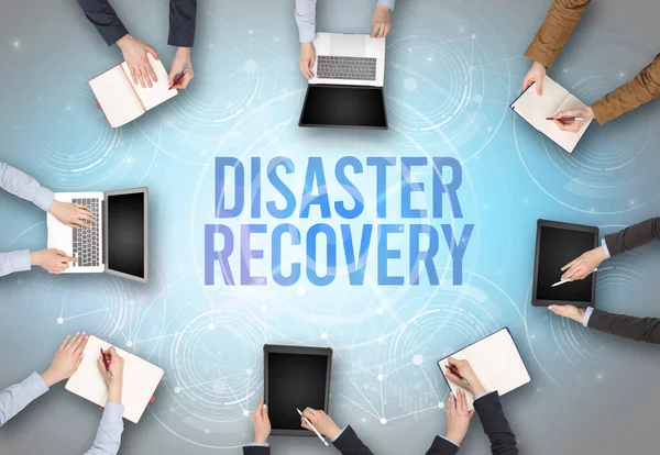 Skupina Lidí Před Notebookem Nápisem Disaster Recovery Koncept Webové Bezpečnosti — Stock fotografie