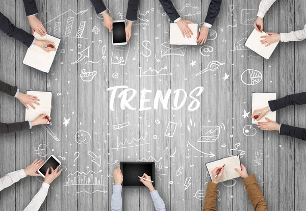 TRENDS yazıtları ve ortak çalışma konseptiyle birlikte çalışan bir grup iş adamı