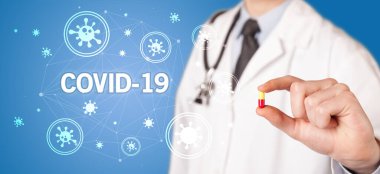 Doktor COVID-19 yazıtlı ilaç veriyor. Coronavirüs konsepti.