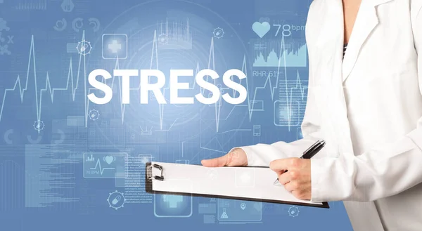 Młody Lekarz Zapisujący Notatki Napisem Stress Koncepcja Opieki Zdrowotnej — Zdjęcie stockowe