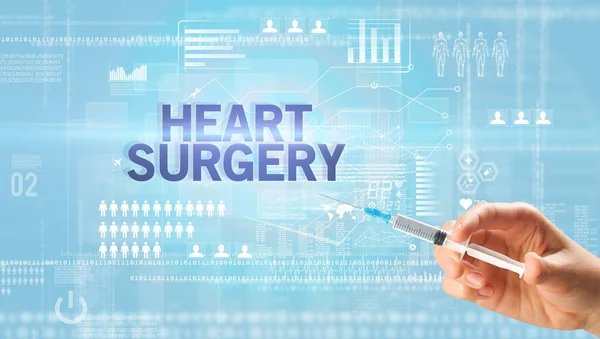 心臓手術の碑文と白い手袋保持注射器で医師の手のクローズアップビュー 医療や医療の概念 — ストック写真