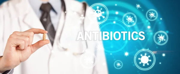 Antibiotics Yazıtlı Koronavirüs Konseptli Ilaç Veren Doktor — Stok fotoğraf