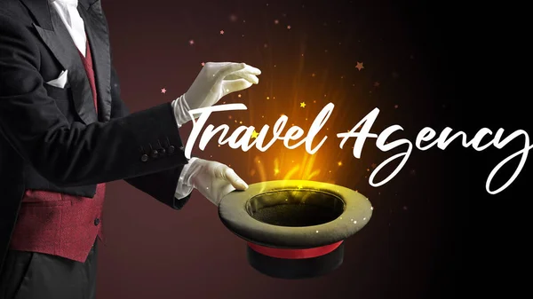 Magik Pokazuje Magiczną Sztuczkę Napisem Travel Agency Koncepcja Podróży — Zdjęcie stockowe